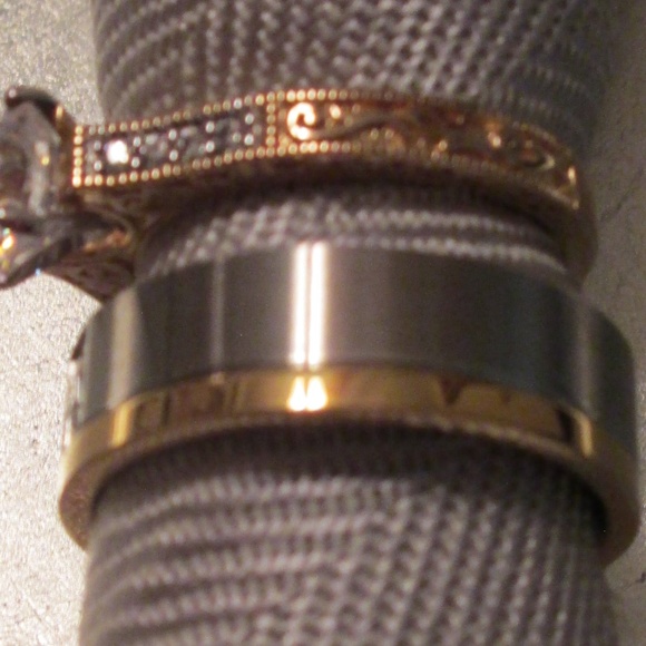 MEN’S BRUSHED SATIN SILVER/GOLD BAND –10 ¾-11 NWOT - Picture 2 of 5